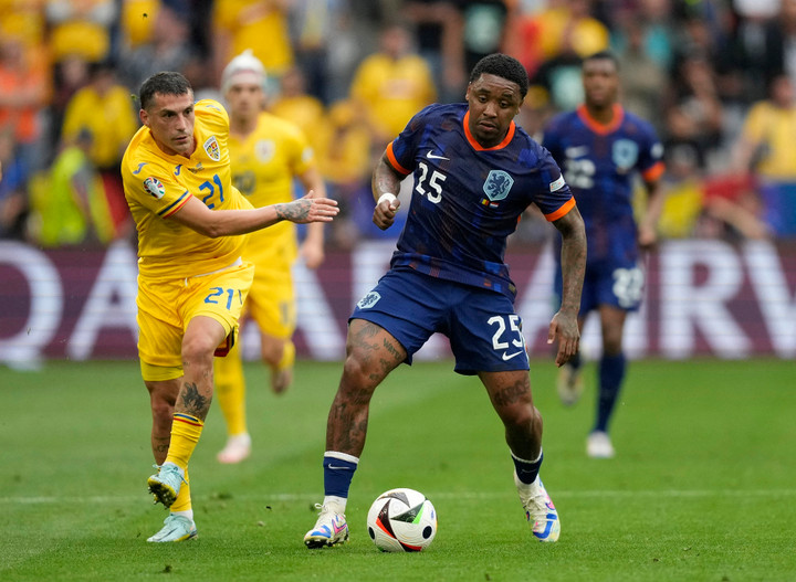 Hà Lan ép sân sau khi có bàn thắng mở tỷ số. (Ảnh: Reuters)