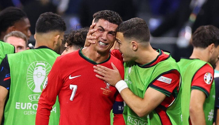 Ronaldo khóc nức nở.