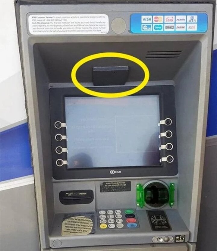 Skimmer là thiết bị nhỏ gắn bí mật trên cây ATM. (Ảnh minh họa)