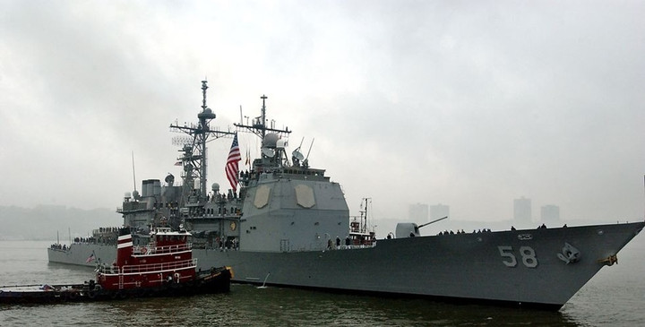 Tàu tuần dương mang tên lửa dẫn đường USS Philippine Sea trên sông Hudson, tháng 5/2003.
