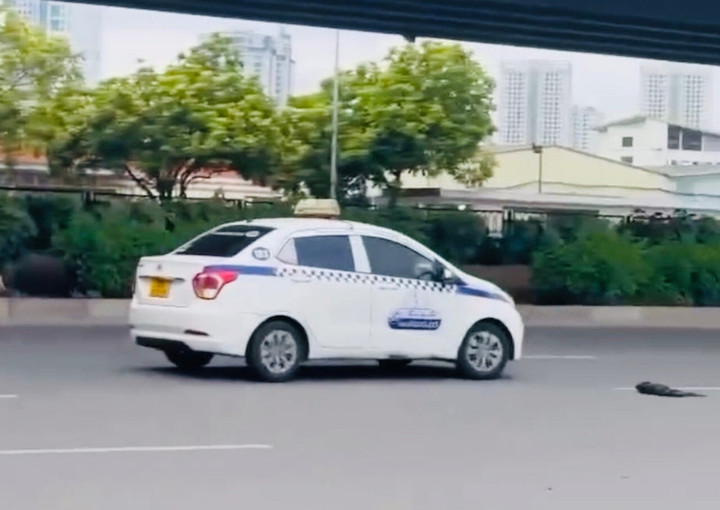 Hình ảnh taxi gây rối trật tự công cộng trên đường Phạm Hùng.