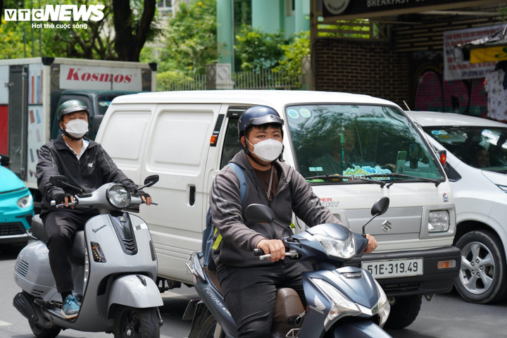 Thời tiết TP.HCM ngày 3/7, từ sáng đến trưa trời nắng gián đoạn, nhiệt độ cao nhất khoảng 32 độ C.