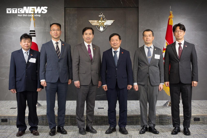 Thượng tướng Lê Huy Vịnh hội kiến Thứ trưởng Bộ Quốc phòng Hàn Quốc Kim Seon-ho cùng các đại biểu.