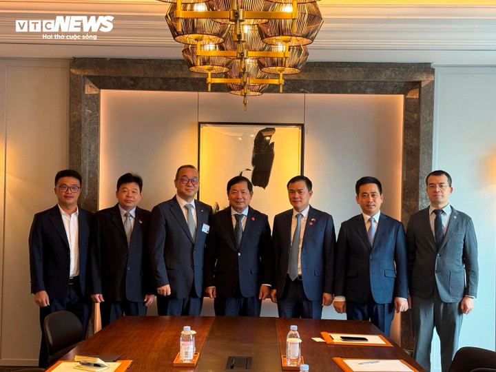 Thượng tướng Lê Huy Vịnh trong buổi làm việc với Chủ tịch Công ty Hanwha Ocean In Sub-jung.