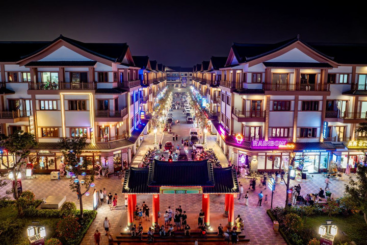 Một K-Town bừng sức sống trong ánh đèn màu rực rỡ và âm nhạc sôi động.