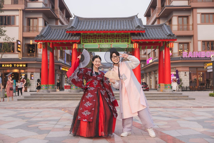 Kiến trúc truyền thống tại K-Town khiến du khách như lạc lối vào một ngôi làng cổ thời Joseon.