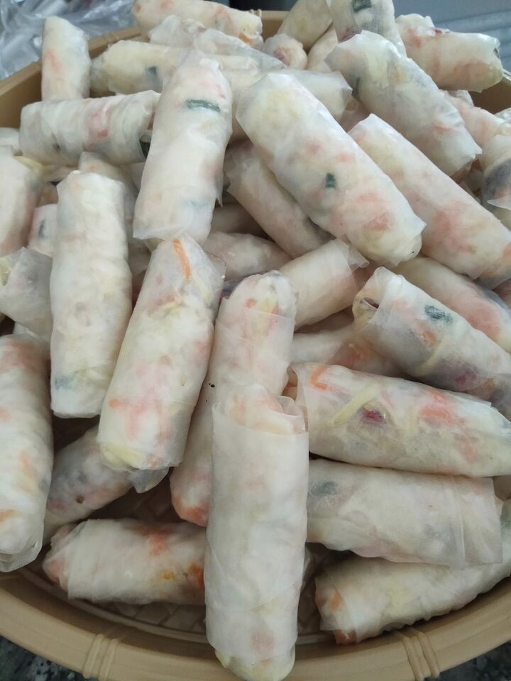 Chả cuốn cá trích không dùng các loại vỏ cuốn chả ram chuyên dụng mà người Phan Thiết chỉ dùng bánh tráng. (Ảnh: K. Oanh)