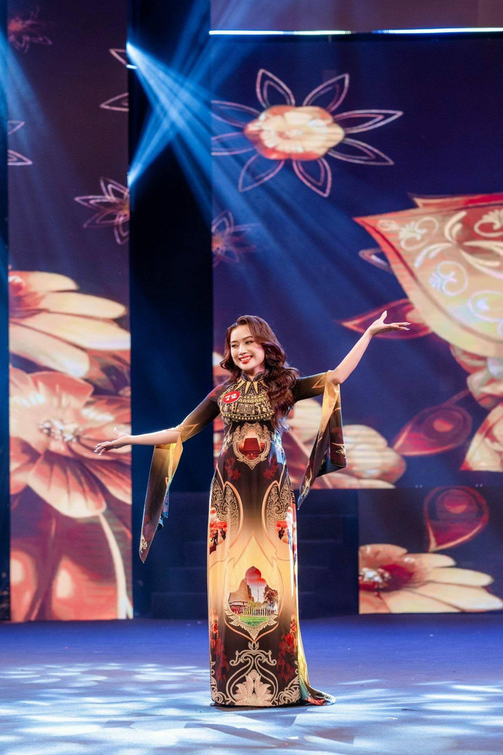Thí sinh cuộc thi Hoa hậu trình diễn trang phục áo dài của NTK Thao Trần.