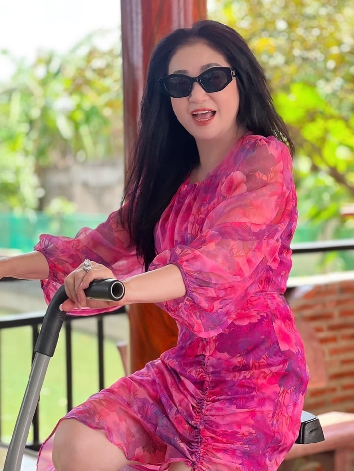 Cô diện những trang phục sặc sỡ, hợp xu hướng.
