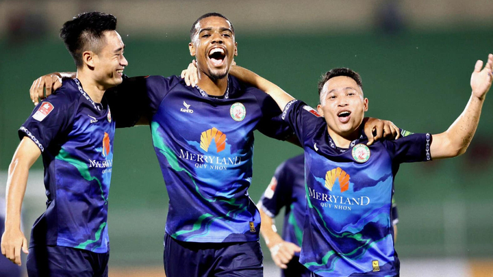 Alan (giữa) lập siêu phẩm vào lưới Hà Nội FC ở vòng 24.