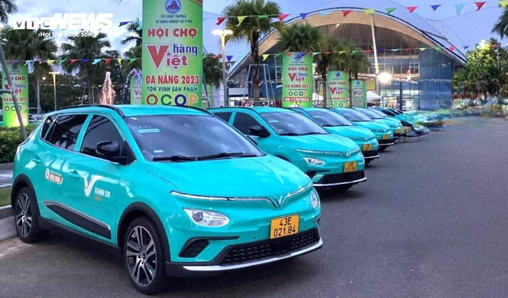 Đối với ô tô, yêu cầu phải có đủ 2 gương chiếu hậu khi tham gia giao thông.