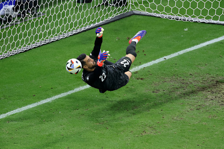 Diogo Costa xuất sắc bậc nhất vòng 1/8. Thủ thành này gây ấn tượng nhờ 3 pha cản phá trên chấm luân lưu 11m, đưa Bồ Đào Nha vào tứ kết. Trước đó, chính Costa cứu thua xuất sắc trong pha đối mặt Benjamin Sesko.