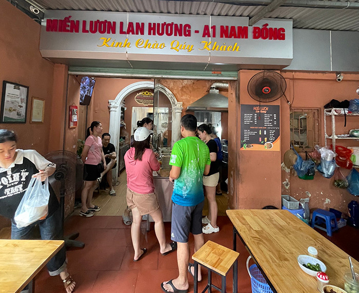 Hàng miến lươn có địa điểm rộng rãi nằm trong khu chợ Nam Đồng.