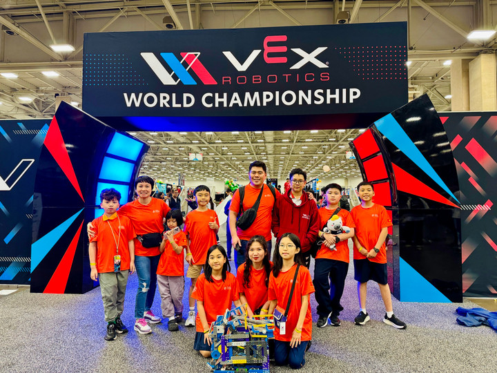 Học sinh True North tham gia cuộc thi VEX Robotics tại Mỹ.