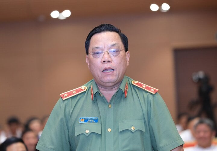Trung tướng Nguyễn Hải Trung trả lời đại biểu.
