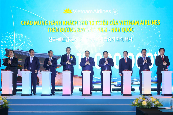 Nghi thức chào mừng 30 năm đường bay và hành khách thứ 15 triệu của Vietnam Airlines trên đường bay giữa Việt Nam - Hàn Quốc.