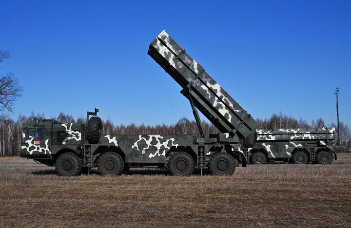 Hệ thống pháo phản lực phóng loạt tầm xa Polonez-M của quân đội Belarus. (Ảnh: Sputnik)