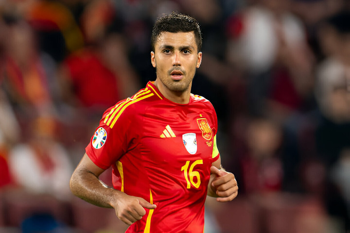 HLV Luis de la Fuente xây dựng lối chơi xung quanh Rodri. Anh sút xa rất tốt, mang lại hiệu quả trong thế trận bế tắc. Bàn gỡ hòa 1-1 ở trận gặp Gruzia thể hiện điểm mạnh này của Rodri.