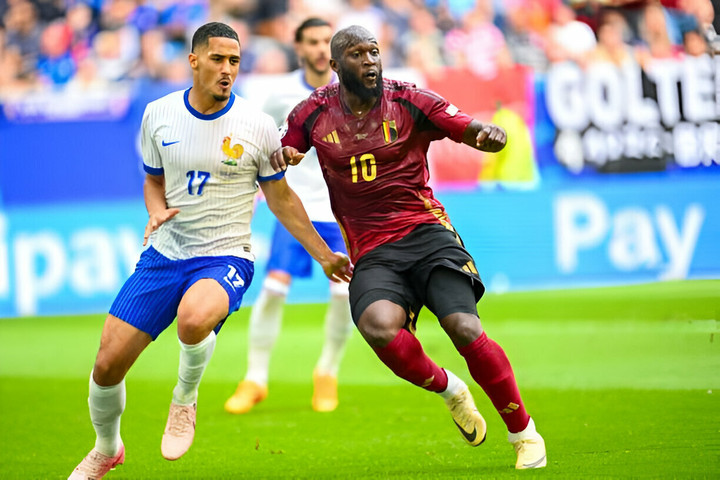 William Saliba (trái) vô hiệu hóa chân sút nguy hiểm Romelu Lukaku trong trận Pháp thắng Bỉ 1-0.