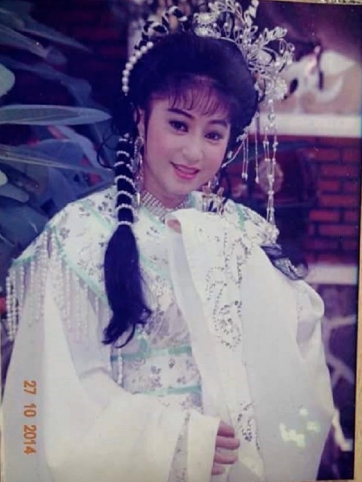Thoại Mỹ lên sân khấu từ năm 11 tuổi.