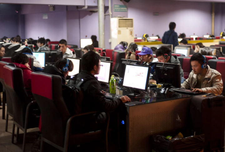 Một bộ phận người trẻ ở Trung Quốc thường dành nhiều thời gian, thậm chí nhiều ngày ở các quán game. (Ảnh: Shutterstock)