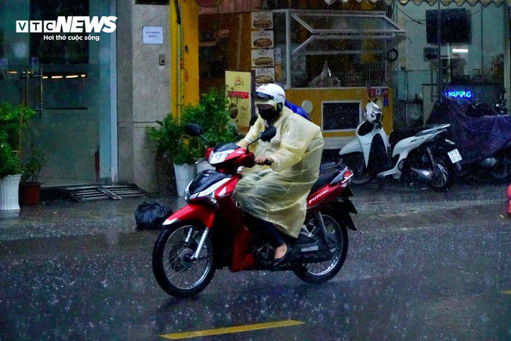 Thời tiết TP.HCM hôm nay 4/7, từ sáng đến trưa trời có nắng, mây đan xen, về chiều tối mưa xảy ra trên diện rộng.