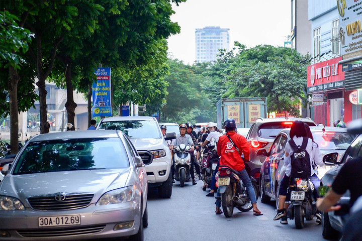 Đỗ xe ô tô sai quy định gây ùn tắc giao thông bị phạt bao nhiêu tiền? - 1