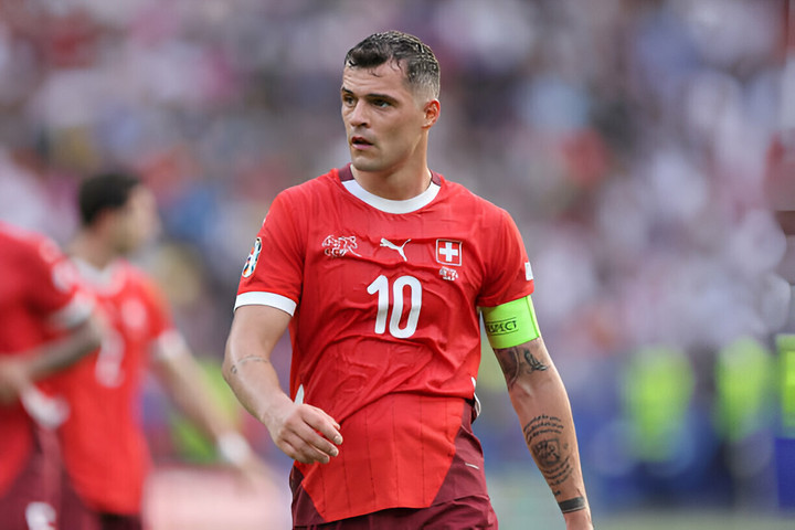 Ở vòng 1/8, Granit Xhaka giống như "bộ não" trong lối chơi của Thụy Sĩ. Thống kê cho thấy anh chuyền bóng nhiều nhất trận, thực hiện nhiều đường chuyền xuyên tuyến nhất và cũng sở hữu số đường chuyền vào 1/3 cuối sân nhiều nhất.