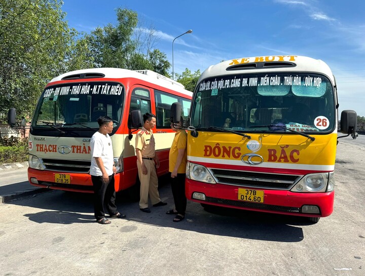 Hai tài xế xe buýt bị triệu tập sau hành vi lạng lách, đánh võng trên quốc lộ 1A