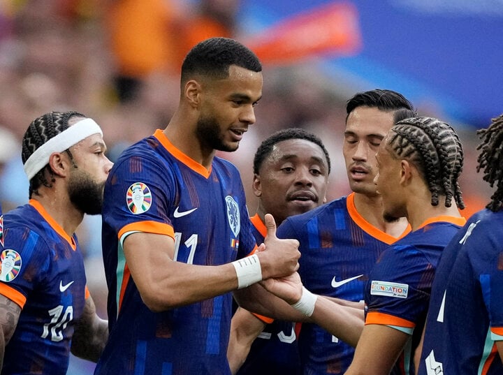 Hà Lan khiến người hâm mộ lo lắng khi thua Áo 2-3 ở lượt trận cuối bảng D. Tuy nhiên, họ đã kịp chuộc lỗi bằng chiến thắng trước Romania ở vòng 16 đội. “Cơn lốc da cam” khắc phục những khiếm khuyết trong khâu phòng ngự, giữ sạch lưới trước đội tuyển đã ghi 4 bàn tại bảng E. 4 cầu thủ tấn công tốc độ của ông Ronald Koeman là mối nguy hiểm với bất kỳ hàng thủ nào tại giải đấu.