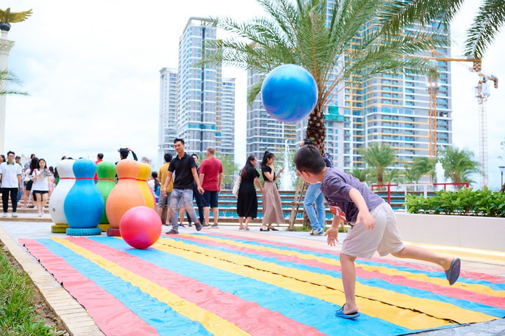 Quảng trường Golden Eagle mới ra mắt đã nhanh chóng trở thành điểm vui chơi giải trí của các gia đình, bạn nhỏ.