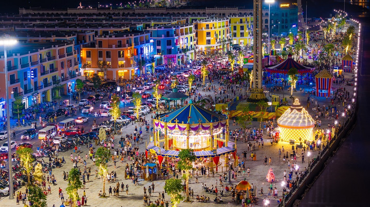 Sự kiện, lễ hội diễn ra liên tiếp và các tiện ích có 1-0-2 chuẩn bị ra mắt sẽ khiến Vinhomes Royal Island sôi động 365 ngày trong năm.