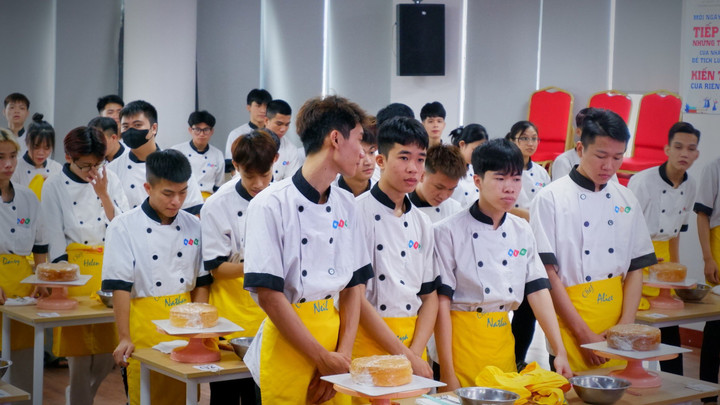 Sinh viên ngành Kỹ thuật chế biến món ăn trong giờ học thực hành.