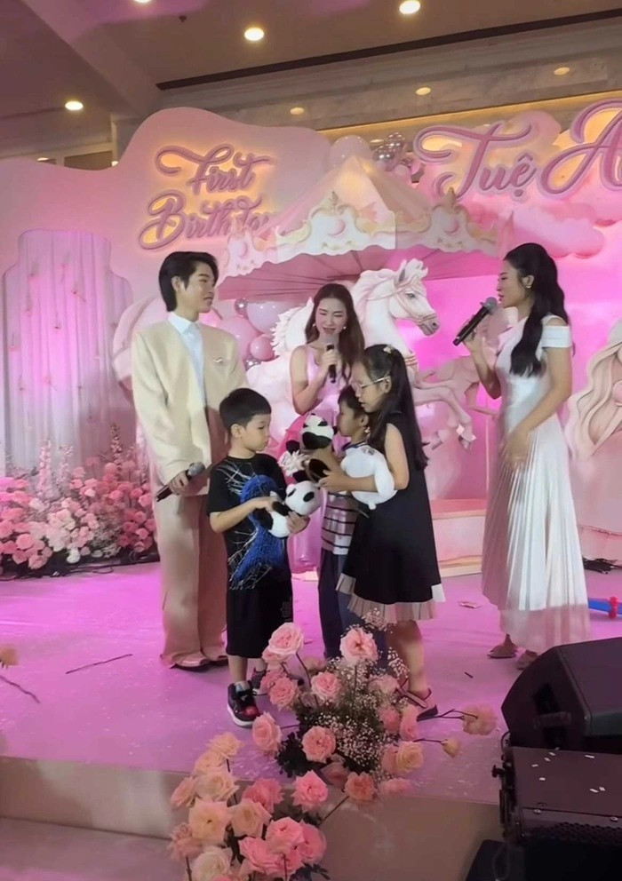 Ca sĩ Hoà Minzy và Đức Phúc hát chúc mừng bé Tuệ An trong tiệc sinh nhật tròn 1 tuổi.