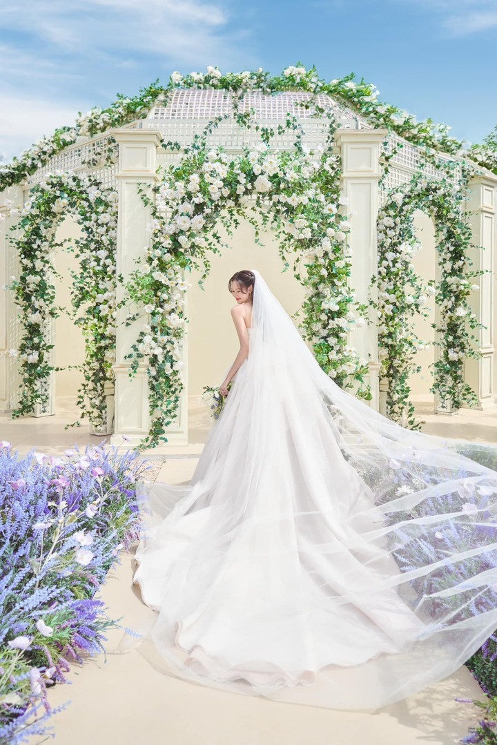 Vợ sắp cưới của Anh Đức sinh năm 1999. Người đẹp từng góp mặt trong những bộ phim như: "Hoa hậu giang hồ", "Chuyện ma gần nhà"... Gần đây, cô đảm nhận vai Diễm trong phim điện ảnh " Mai" của Trấn Thành.