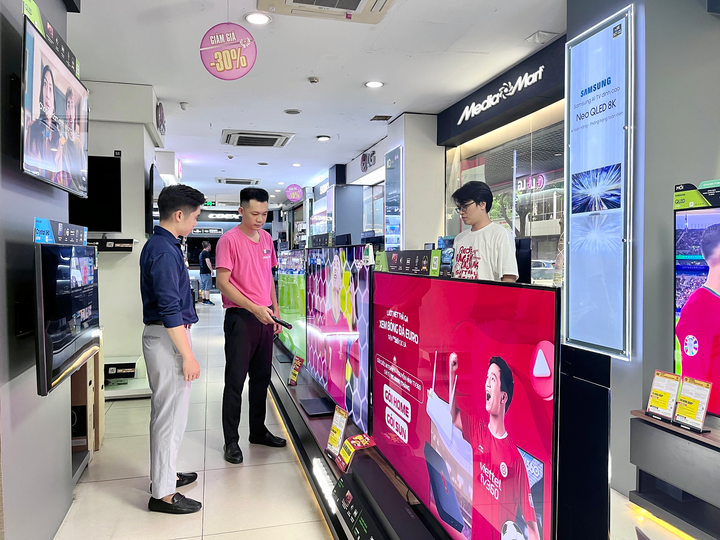 Nhiều siêu thị điện máy tung ra các chương trình quà tặng kèm, giảm giá cho các dòng tivi cỡ lớn (Ảnh: MediaMart).