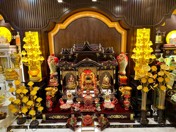 Cửa hàng đồ thờ Thịnh Vượng hỗ trợ dịch vụ setup bàn thờ tại nhà.