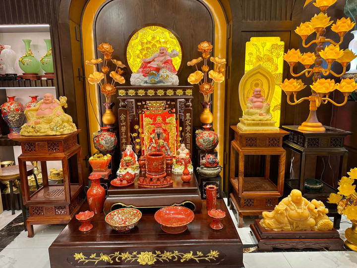 Cửa hàng đang cung cấp đa dạng các loại vật phẩm thờ cúng.