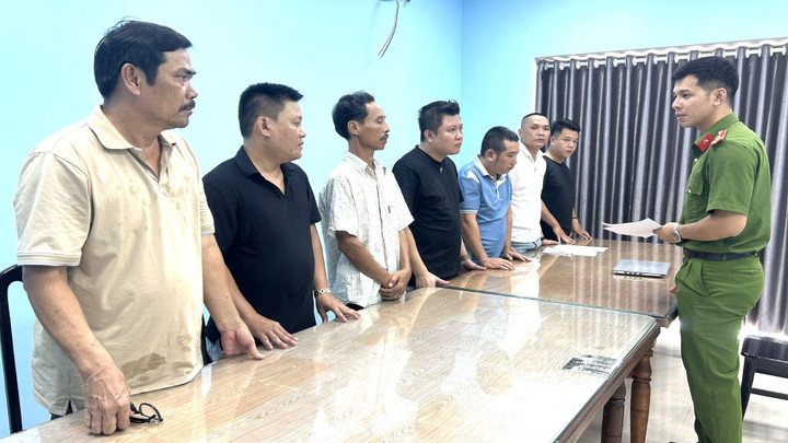 Cơ quan công an triệu tập những người tham gia đường dây cá độ bóng đá.