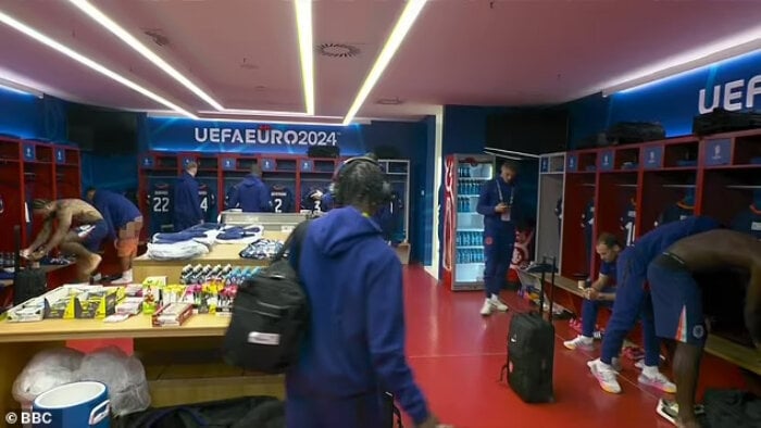 Cầu thủ Hà Lan (bên trái) để lộn vùng nhạy cảm trên sóng truyền hình trực tiếp.