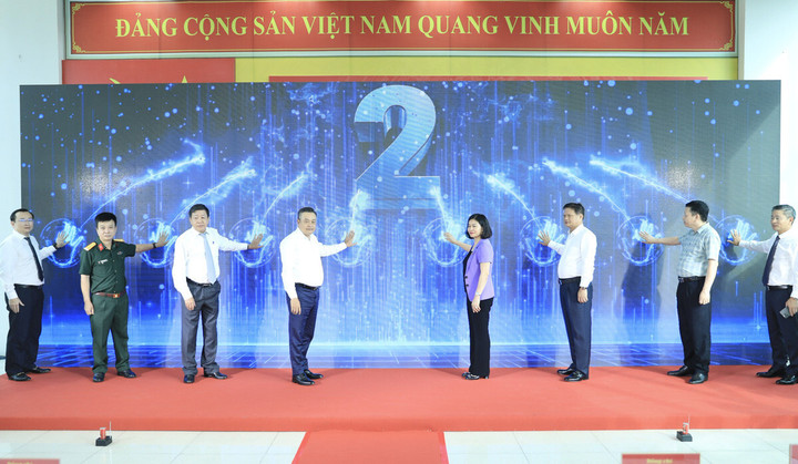 Lãnh đạo thành phố bấm nút khai trương trung tâm điều hành giao thông thông minh.