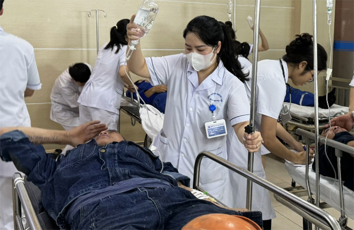 Công nhân Công ty Cổ phần Đóng tàu Sông Cấm nhập viện cấp cứu sau khi có các biểu hiện ngộ độc thực phẩm.