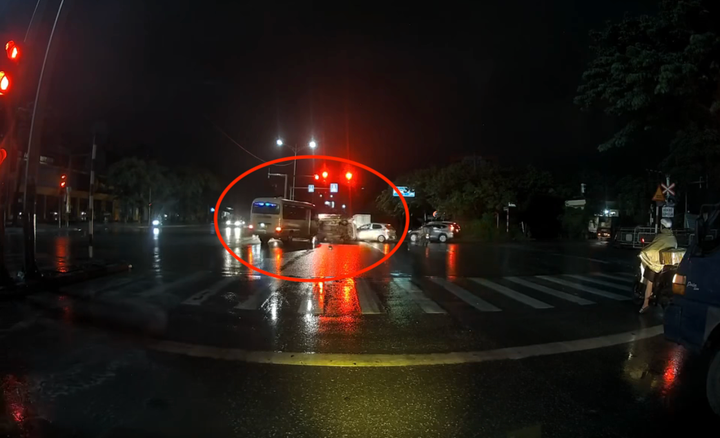Ô tô khách bất chấp vượt đèn đỏ, gây tai nạn với phương tiện khác rồi bỏ chạy khỏi hiện trường. (Ảnh cắt từ clip)