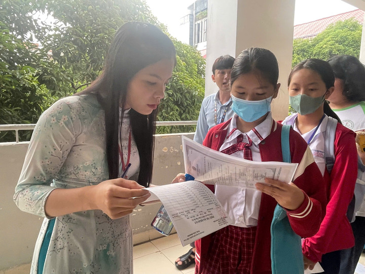 Giám thị gọi tên thí sinh vào phòng thi. (Ảnh: Thanh Ngân)