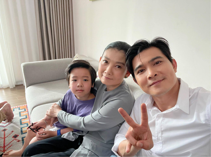 Thời gian vừa qua, NSND Mỹ Uyên để lại ấn tượng mạnh cho khán giả với vai bà Xinh trong phim "Trạm cứu hộ trái tim". Theo kịch bản, bà Xinh là người phụ nữ tảo tần, hiền lành, hết lòng yêu thương con cháu nhưng vì hoàn cảnh nên bà có tạo hình giản dị, khắc khổ.