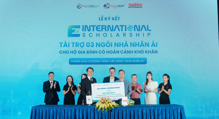 Ông Nguyễn Tiến Nam, CEO SunUni Academy, đại diện Ban Tổ chức chương trình học bổng E-International trao Bảng tài trợ 3 căn nhà nhân ái cho đại diện Báo Tuổi trẻ Thủ đô.
