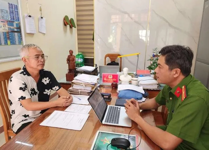 Cán bộ công an lấy lời khai của Nguyễn Xuân Thiện. (Ảnh: Anh Tuấn)