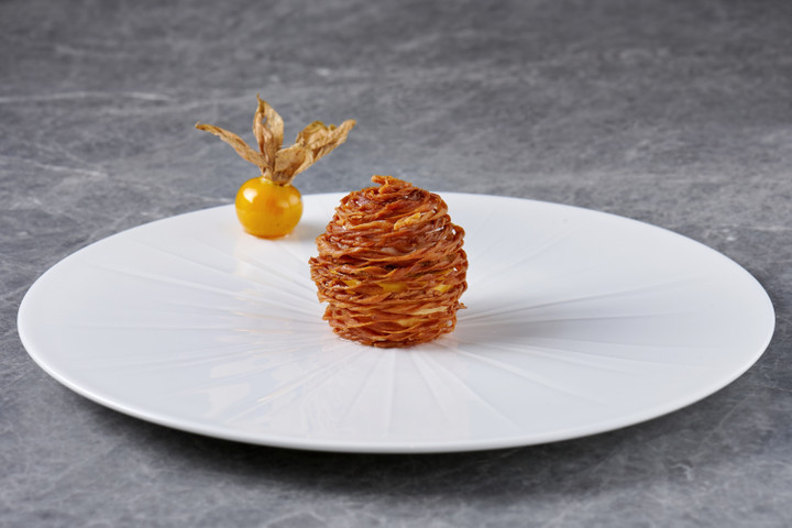 Món tráng miệng từ quả tầm bóp cùng mật ong rừng Phan Thiết, bọc bằng “ngàn lớp” caramel. (Ảnh: AKUNA)