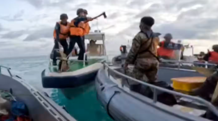 Philippines cáo buộc lực lượng hải cảnh Trung Quốc triển khai xuồng máy chặn và liên tục đâm vào một cặp thuyền Philippines. Trong khi đó, hải cảnh Trung Quốc đã cáo buộc hải quân Philippines châm ngòi cho cuộc đối đầu.