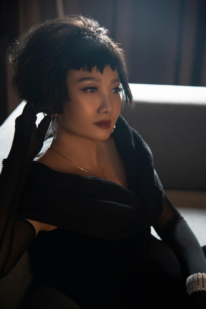 Ngay sau khi bộ phim kết thúc, NSND Mỹ Uyên đã "thoát vai" bà Xinh già nua để khoe tối đa vẻ đẹp cá tính, trẻ trung trong loạt ảnh mới.